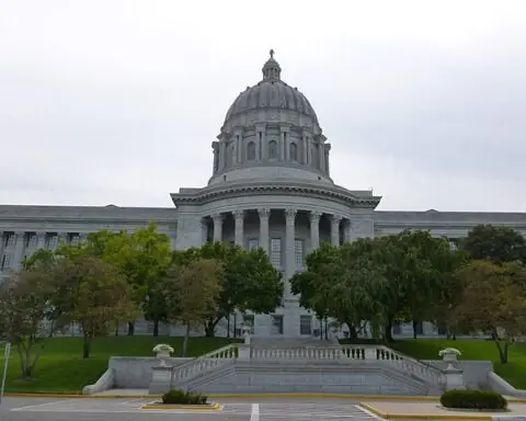a straight-on look at the front of Missouri's capitol building in Jefferson City