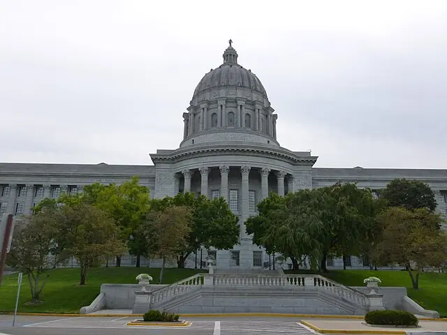 a straight-on look at the front of Missouri's capitol building in Jefferson City