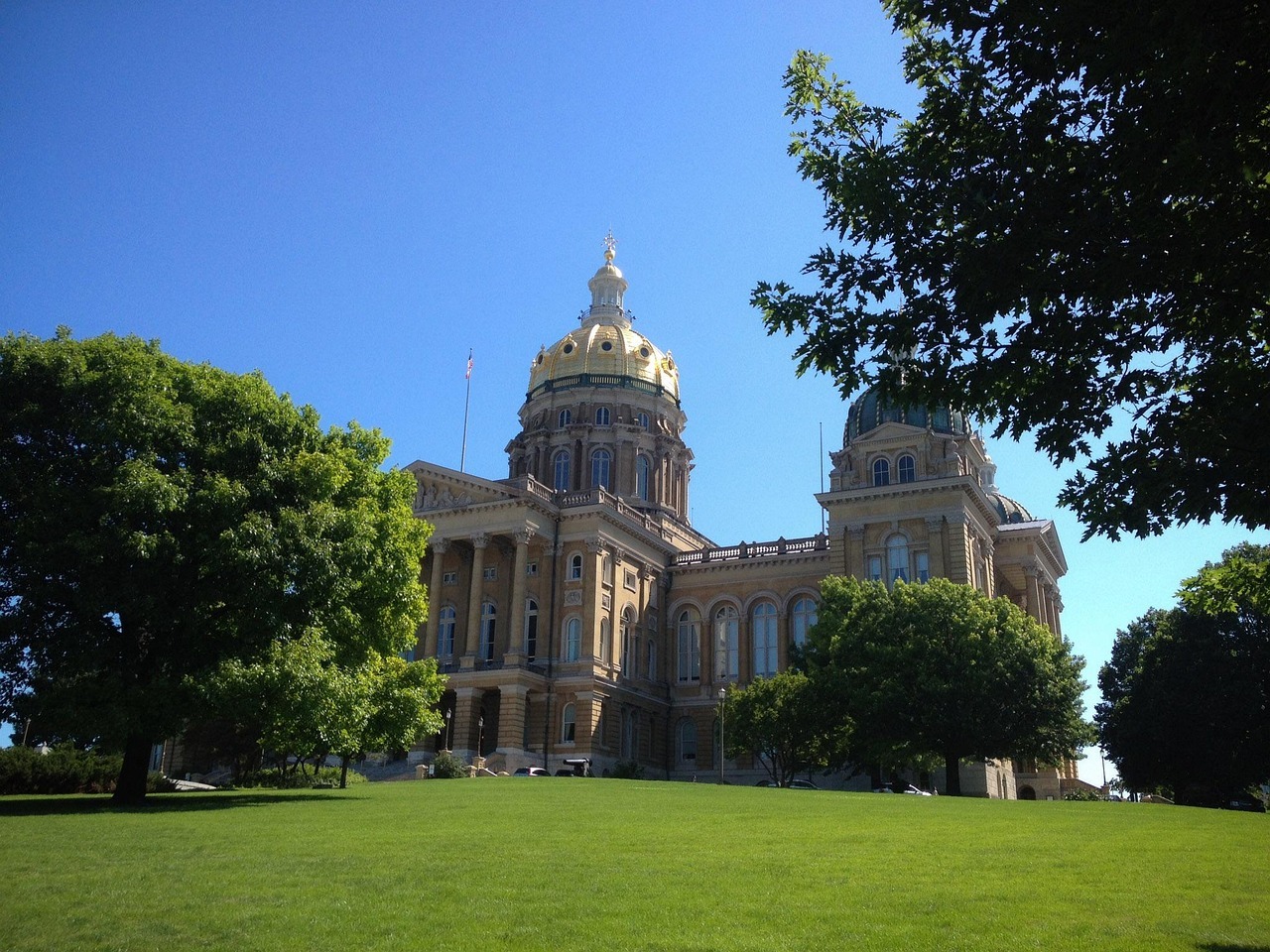 The sun shines on the Iowa State Capitol building.