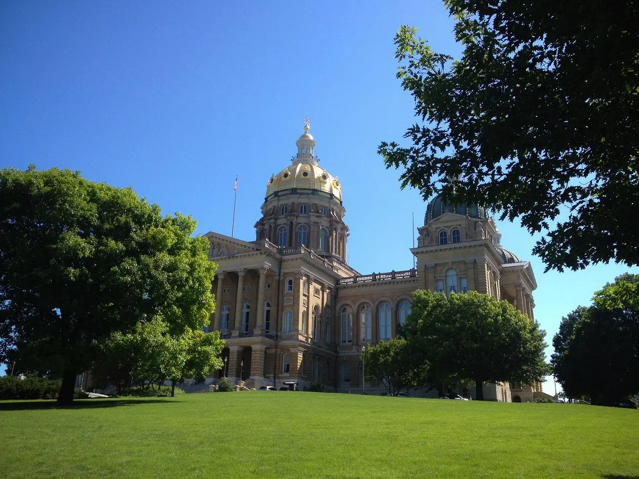The sun shines on the Iowa State Capitol building.