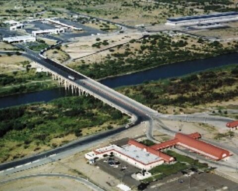The Laredo-Columbia Solidarity International Bridge on the Rio Grande River in southern Texas.