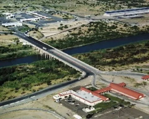 The Laredo-Columbia Solidarity International Bridge on the Rio Grande River in southern Texas.