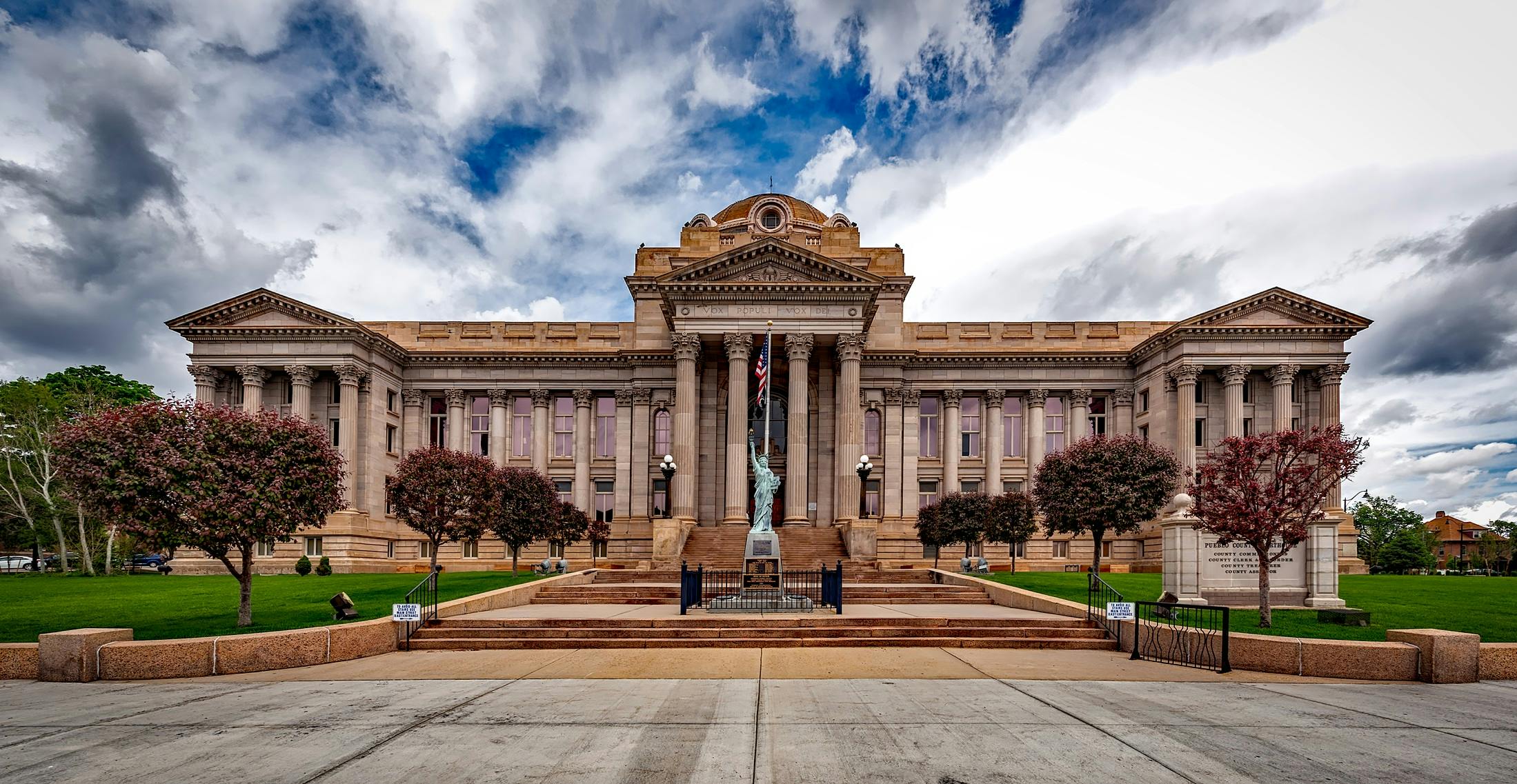 A federal courthouse from the front.