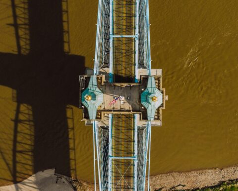An aerial view of a bridge crossing the Ohio River in Lexington, Kentuckey.