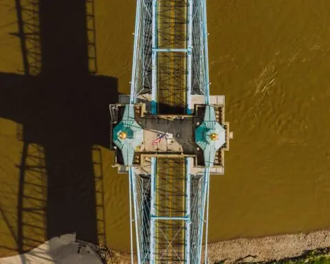 An aerial view of a bridge crossing the Ohio River in Lexington, Kentuckey.