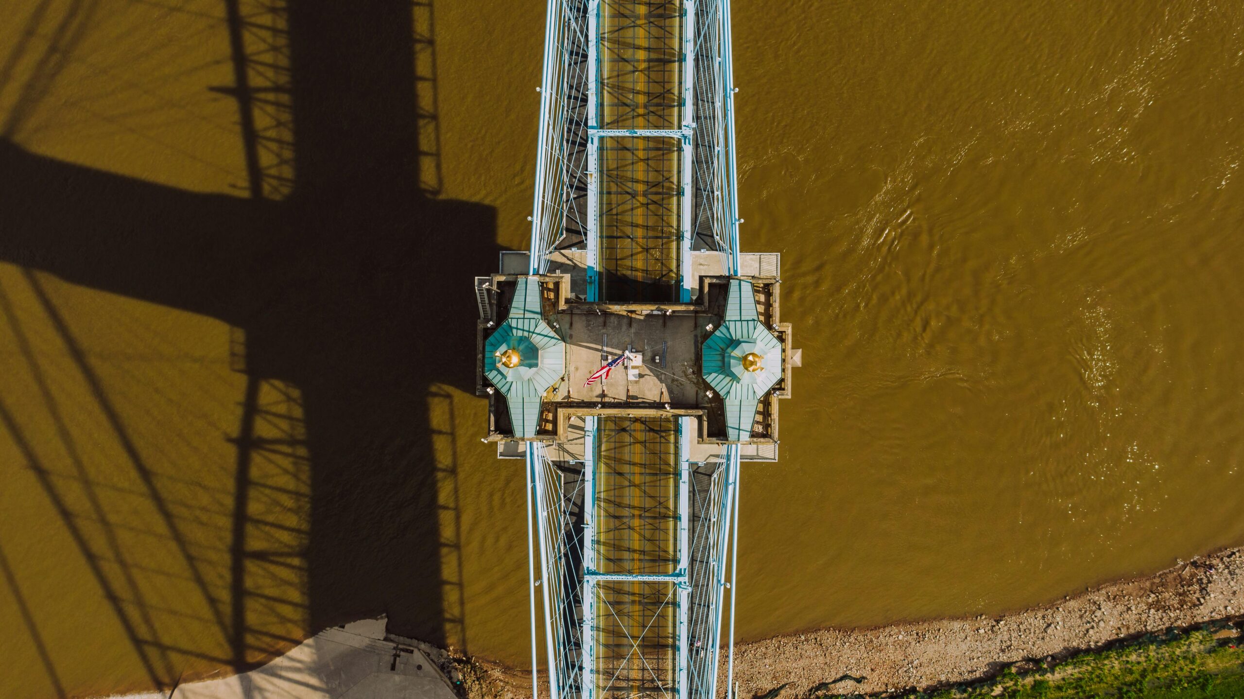 An aerial view of a bridge crossing the Ohio River in Lexington, Kentuckey.