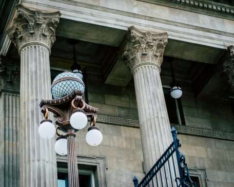 The exterior pillars of a courthouse building in the United States.