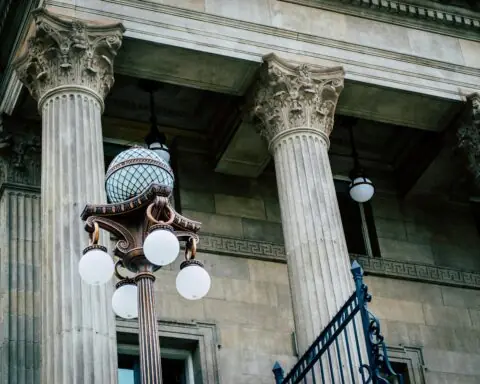 The exterior pillars of a courthouse building in the United States.