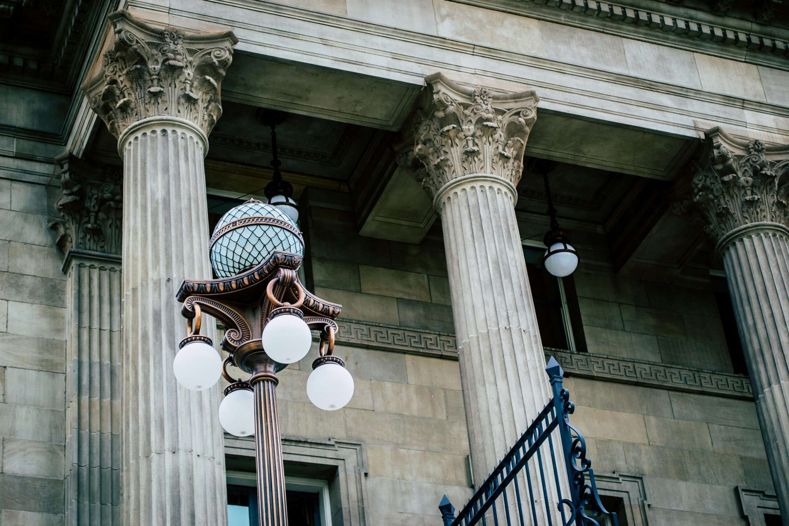 The exterior pillars of a courthouse building in the United States.