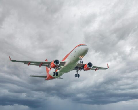 A commercial airplane in flight.