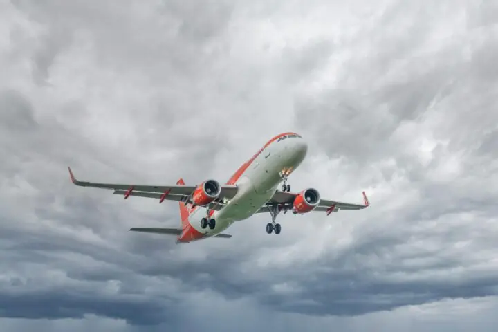 A commercial airplane in flight.