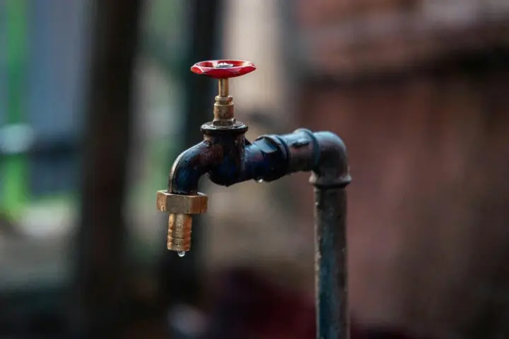A pipe with a water dripping.
