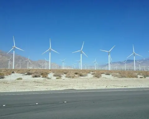 Wind energy mills before a blue sky.
