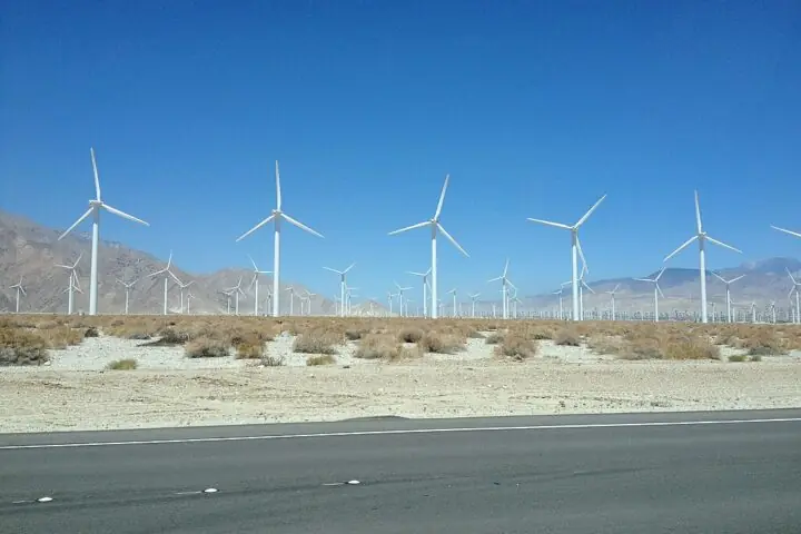 Wind energy mills before a blue sky.