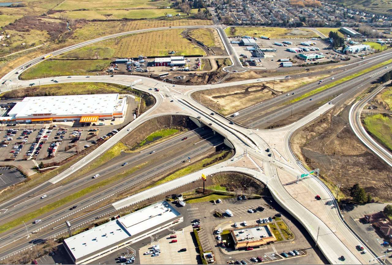 A diverging diamond interchange in Oregon from above.