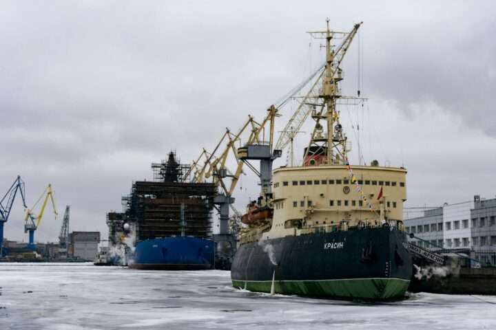 Shipping vessel