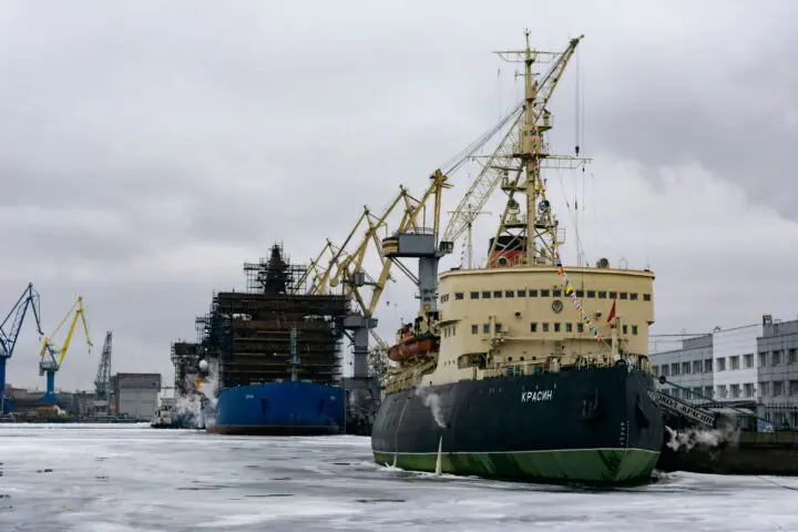 Shipping vessel